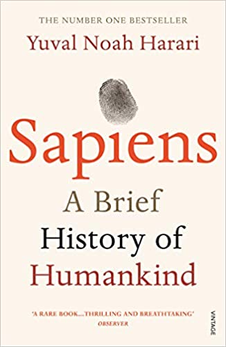 Yuval Harari, autor de Sapiens De animales a dioses, se pregunta en este libro que fué lo que hizo que los homo sapiens fuera la especie más exitosa del planeta. Como nos hemos convertido de ser unos seres insignificantes hace tan solo 70.000 años a ser la especie que controla el planeta ?