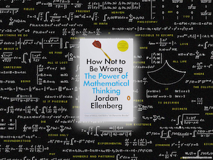 Mi resumen del libro How Not to Be Wrong: The Power of Mathematical Thinking de Jordan Ellenberg. Las matemáticas como una extensión del sentido común. Un libro sobre matemáticas, pero uno que explica como las matemáticas juegan un papel crucial en nuestro día a día sin que nos demos cuenta.